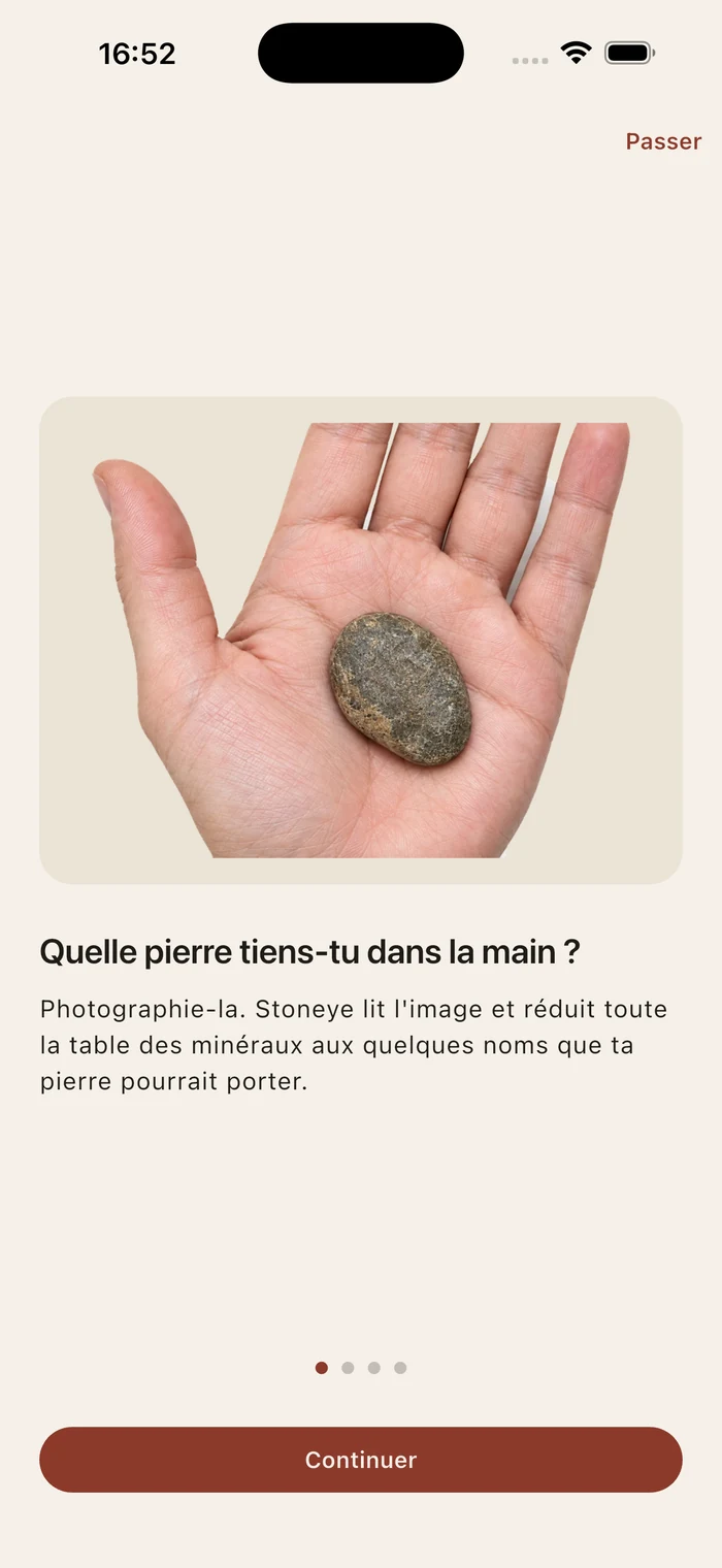 Premier écran de Stoneye : une pierre ordinaire dans une paume ouverte, avec la question « Quelle pierre tiens-tu dans la main ? »